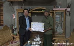 Đồng chí Tô Ngọc Liễn – Phó Bí thư Huyện ủy, Chủ tịch UBND huyện thăm, tặng quà Tết gia đình chính sách, đối tượng bảo trợ xã hội tại xã Cam Cọn