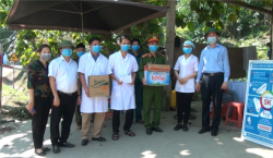 Đồng chí Bí thư Huyện ủy Nguyễn Anh Chuyên thăm, tặng quà cho cán bộ, chiến sỹ tại chốt kiểm soát phòng, chống dịch bệnh Covid -19