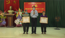 Bí thư Huyện ủy Nguyễn Anh Chuyên trao huy hiệu Đảng đợt 19/5 cho đảng viên Đảng bộ thị trấn Phố Ràng