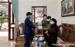 Đồng chí Nguyễn Việt Hà- Phó chủ tịch UBND huyện thăm, chúc tết cán bộ lãnh đạo nghỉ hưu trên địa bàn thị trấn Phố Ràng