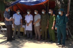 Đồng chí Nguyễn Anh Chuyên - Bí thư huyện ủy thăm và tặng quà các chốt kiểm soát dịch bệnh Covid- 19 trên địa bàn.