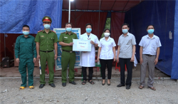 Bí thư Huyện ủy Nguyễn Anh Chuyên thăm, tặng quà lực lượng công tác tại chốt kiểm soát phòng chống dịch Covid-19