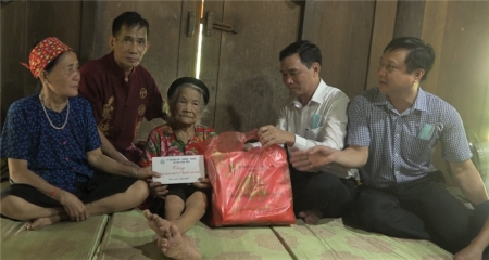 Bí thư huyện ủy, Chủ tịch HĐND huyện Nguyễn Anh Chuyên trao quà cho các cụ 100 tuổi trên địa bàn xã Vĩnh Yên, Xuân Hòa, Xuân Thượng