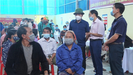 Đồng chí Phó Bí thư Thường trực Huyện ủy kiểm tra công tác tiêm vắc xin phòng Covid-19 tại xã Việt Tiến, Xuân Hòa