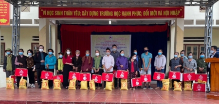 Chương trình “Kết nối cộng đồng, vượt qua thử thách” trao tặng 300 phần quà cho hộ nghèo xã Bảo Hà