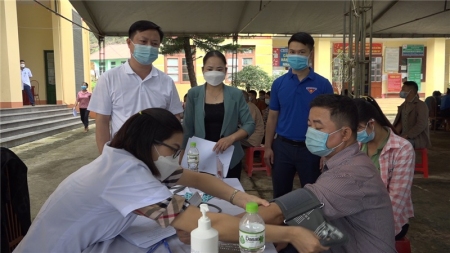 Phó Chủ tịch UBND huyện Nguyễn Anh Dũng kiểm tra công tác tiêm vắc xin phòng COVID-19 múi 2 tại xã Minh Tân và Yên Sơn