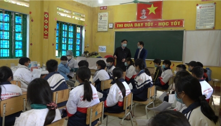 Đồng chí Phó Chủ tịch UBND huyện Nguyễn Anh Dũng kiểm tra công tác tiêm chủng vắc xin phòng Covid-19