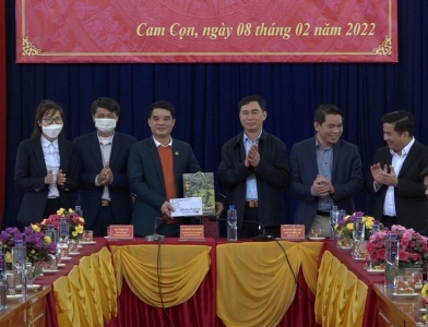 Bí thư Huyện ủy Nguyễn Anh Chuyên kiểm tra tình hình đón Tết Nguyên đán Nhâm Dần tại xã Cam Cọn