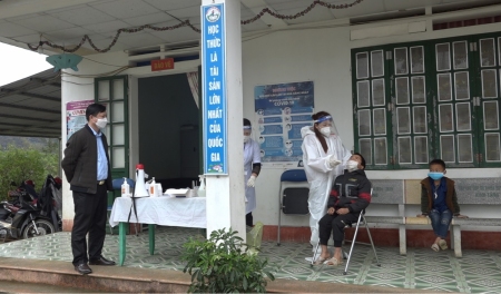 Đồng chí Nguyễn Anh Dũng, Phó chủ tịch UBND huyện kiểm tra tình hình sau Tết tại một số xã và trường học trên địa bàn huyện
