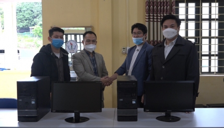 Phân hiệu Trường Đại học Thái Nguyên tại Lào Cai trao tặng bàn ghế, máy tính cho 2 trường học ở huyện Bảo Yên