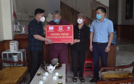 Phó Chủ tịch UBND huyện thăm, tặng quà các gia đình thương bệnh binh nặng tại thị trấn Phố Ràng