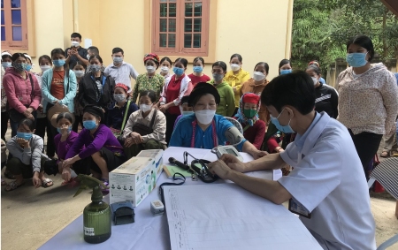 Bệnh viện phục hồi chức năng tỉnh tổ chức khám sàng lọc, tư vấn phục hồi chức năng bệnh nhân hậu Covid-19 tại xã Nghĩa Đô