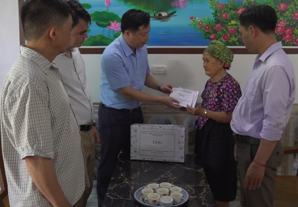 Đồng chí Nguyễn Anh Dũng – Phó chủ tịch UBND huyện trao quà cho gia đình chính sách, thương binh, bệnh binh, liệt sỹ trên địa bàn xã Xuân Thượng.