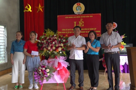 LĐLĐ huyện Bảo Yên tổ chức Lễ công bố quyết định kết nạp đoàn viên và thành lập công đoàn cơ sở Hợp tác xã nông nghiệp và dịch vụ Huy Phong