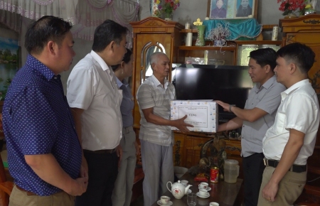 Đồng chí Nguyễn Xuân Nhẫn – Phó Bí thư thường trực huyện ủy trao quà cho gia đình chính sách tại xã Việt Tiến