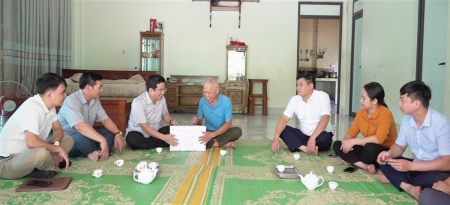Đồng chí Tô Ngọc Liễn, Phó Bí thư Huyện ủy, Chủ tịch UBND huyện thăm, tặng quà cho các gia đình chính sách trên địa bàn xã Phúc Khánh