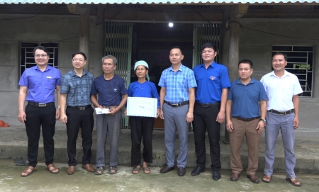 Kim Sơn: Trao kinh phí hỗ trợ sửa chữa nhà ở cho các gia đình có hoàn cảnh khó khăn
