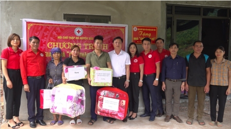 Bàn giao nhà Đại doàn kết, nhà Chữ thập đỏ cho 2 gia đình có hoàn cảnh khó khăn tại xã Tân Tiến, Xuân Thượng