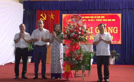 Đồng chí Phạm Toàn Thắng, Ủy viên Ban Thường vụ, Trưởng ban Tổ chức Tỉnh ủy tặng hoa và quà chúc mừng các nhà trường nhân dịp khai giảng năm học mới 2022   2023