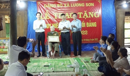 Trưởng Ban Tuyên giáo Tỉnh ủy Dương Đức Huy trao Huy hiệu Đảng đợt 02/9/2022