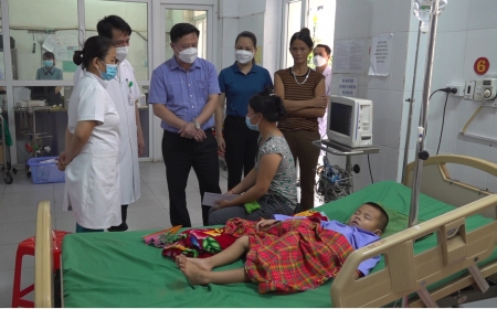 Đồng chí Nguyễn Anh Dũng - Phó Chủ tịch UBND huyện thăm, tặng quà Tết trung thu cho các bệnh nhi đang điều trị tại Bệnh viện Đa khoa huyện Bảo Yên