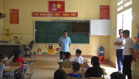 Đồng chí Phó bí thư Thường trực Huyện ủy Nguyễn Xuân Nhẫn kiểm tra công tác chuẩn bị năm học mới tại các trường học trên địa bàn xã Phúc Khánh