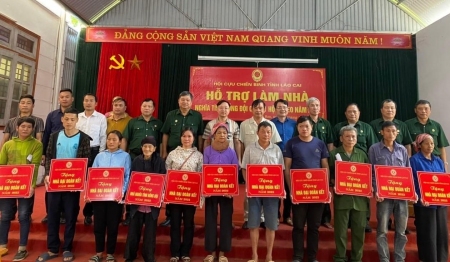 Hội cựu chiến binh tỉnh Lào Cai trao hỗ hợ làm nhà tại xã Kim Sơn