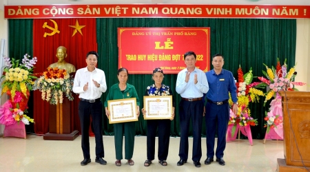 Bí thư Huyện ủy Nguyễn Anh Chuyên trao tặng Huy hiệu Đảng đợt 7/11 tại Đảng bộ thị trấn Phố Ràng