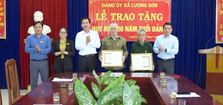 Đồng chí Dương Đức Huy, Ủy viên BTV, Trưởng Ban Tuyên giáo Tỉnh ủy trao tặng Huy hiệu Đảng cho đảng viên tại Huyện Bảo Yên