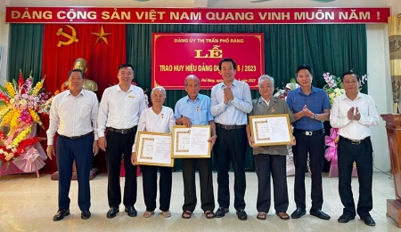 Trưởng Ban Tuyên giáo Tỉnh ủy Dương Đức Huy trao Huy hiệu 60 năm tuổi Đảng cho các đảng viên sinh hoạt tại Đảng bộ thị trấn Phố Ràng