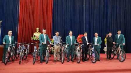 Sở Du lịch tỉnh Lào Cai trao tặng 30 chiếc xe đạp cho xã Nghĩa Đô