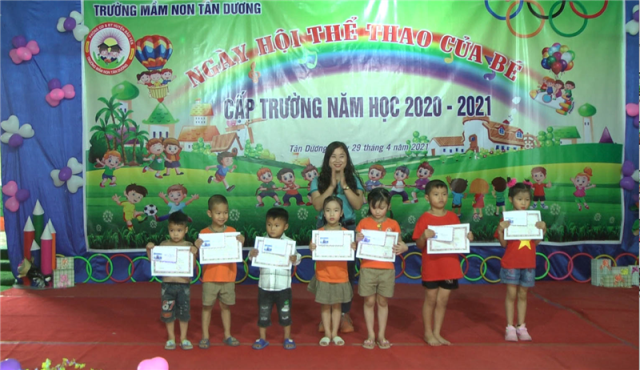 Ban tổ chức trao giải nhất cho các bé tham gia Hội thi