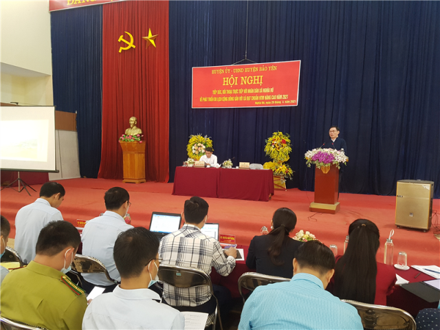 Bí thư Huyện ủy Bảo Yên Nguyễn Anh Chuyên phát biểu trả lời các ý kiến, kiến nghị của người dân