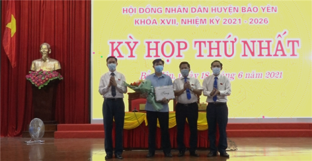 Các đồng chí lãnh đạo huyện tặng hoa chia tay đồng chí Nông Đức Hồi Nguyên Phó Chủ tịch HĐND huyện nghỉ chế độ