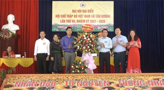Các đồng chí lãnh đạo thường trực Huyện ủy, UBND huyện Bảo Yên tặng hoa chúc mừng Đại hội