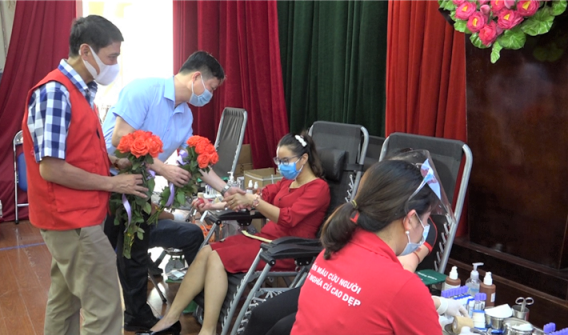 Chủ tịch Hội chữ thập đỏ tỉnh Đỗ Thành Công Phó chủ tịch UBND huyện Nguyễn Anh Dũng tặng hoa động viên lực lượng tham gia hiến máu