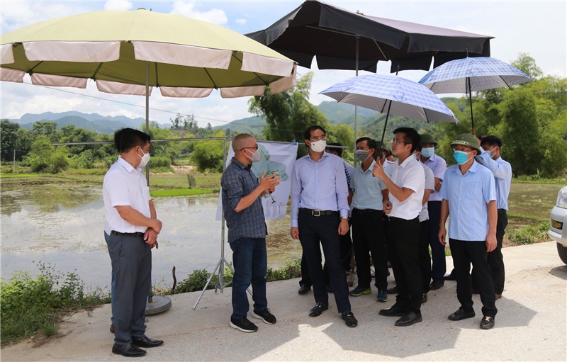 Chủ tịch UBND tỉnh Trịnh Xuân Trường nghe báo cáo quy hoạch các điểm dân cư gắn với du lịch sinh thái trên địa bàn xã Nghĩa Đô