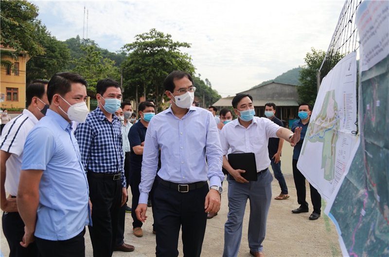 Chủ tịch UBND tỉnh Trịnh Xuân Trường nghe lãnh đạo xã Xuân Thượng báo cáo quy hoạch trung tâm xã