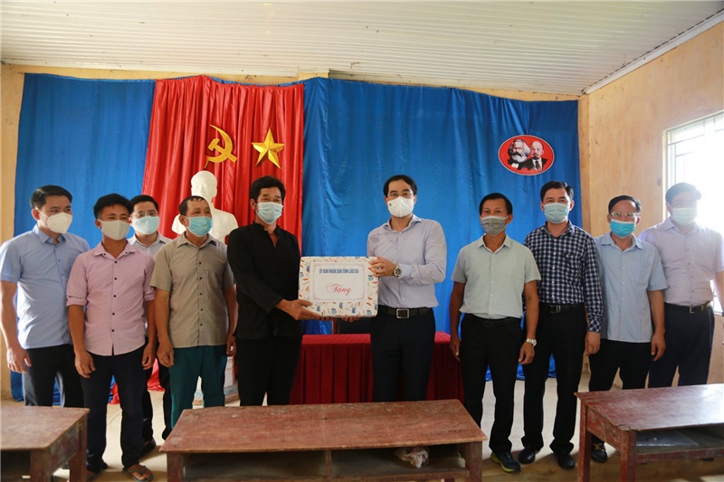 Chủ tịch UBND tỉnh Trịnh Xuân Trường tặng quà người dân Bản Mo 3, xã Xuân Hòa