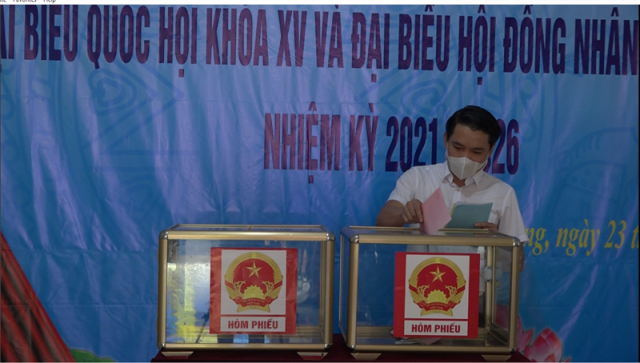 ĐC Nguyễn Xuân Nhẫn PBT huyện ủy tham gia bỏ phiếu tại khu bỏ phiếu số 5,thị trấn Phố Ràng