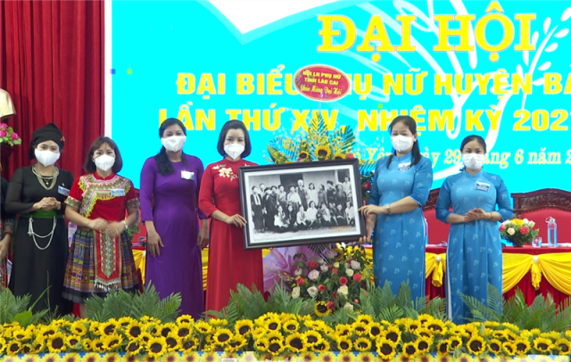 Đồng chí Hà Thị Khánh Nguyệt Chủ tịch Hội LHPN tỉnh Lào Cai tặng hoa chúc mừng Đại hội