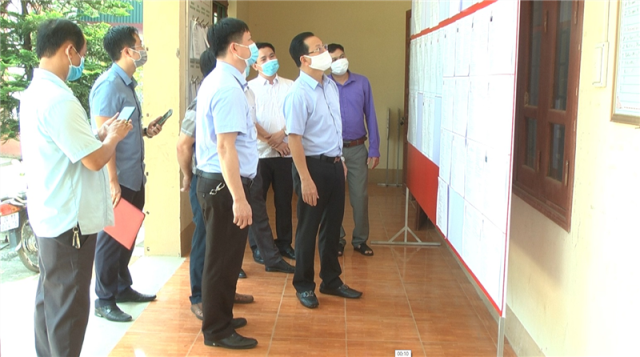 Đồng chí Hoàng Quốc Khánh Phó Chủ tịch UBND tỉnh Lào Cai kiểm tra công tác bầu cử tại xã Bảo Hà