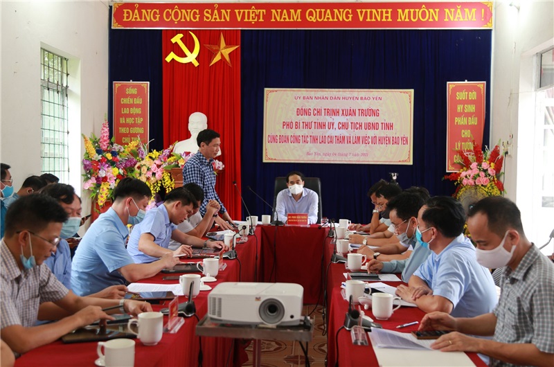 Đồng chí Nguyễn Anh Chuyên Bí thư Huyện ủy, Chủ tịch HĐND huyện phát biểu tại buổi làm việc