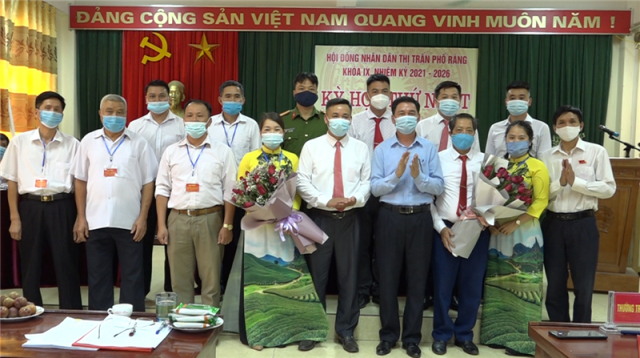 Đồng chí Nguyễn Anh Chuyên Bí thư Huyện ủy, Chủ tịch HĐND huyện tặng hoa chúc mừng các đồng chí thường trực HĐND, UBND thị trấn Phố Ràng