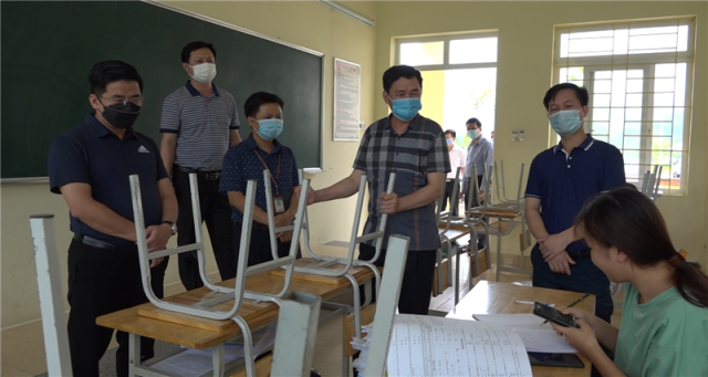 Đồng chí Nguyễn Anh Chuyên Tỉnh ủy viên, Bí thư Huyện ủy cùng đoàn công tác kiểm tra phòng thi, động viên các thí sinh bước vào kỳ thi đạt kết quả cao