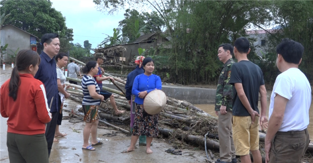 Đồng chí Nguyễn Anh Chuyên Tỉnh ủy viên, Bí thư Huyện ủy kiểm tra thiệt hại do mưa lũ tại xã Nghĩa Đô