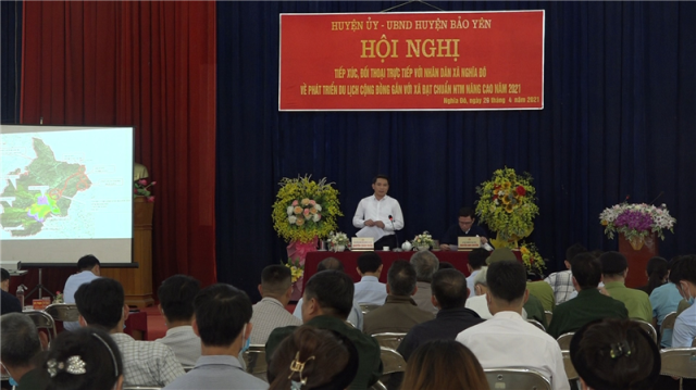 Đồng chí Nguyễn Xuân Nhẫn Phó Bí thư Thường trực Huyện ủy phát biểu tại buổi tiếp xúc đối thoại với nhân dân xã Nghĩa Đô