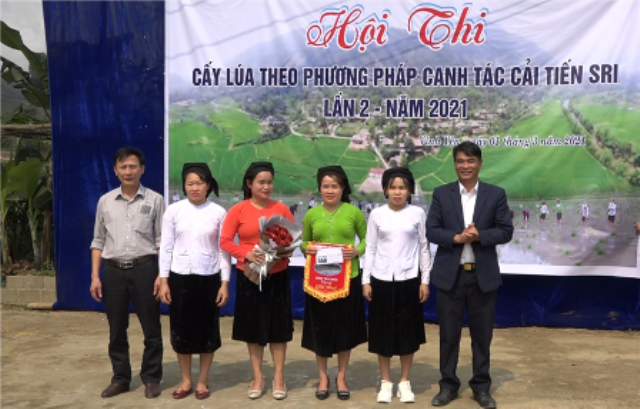 Lãnh đạo Trung tâm khuyến nông và Dịch vụ nông nghiệp tỉnh và xã Vĩnh Yên trao giải nhất cho đội thi bản Khuổi Phường