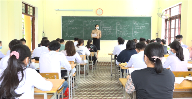 Thầy cô giáo nhà trường đang tập trung truyền tải những kiến thức, kỹ năng cho các em học sinh trước khi bước vào kỳ thi.