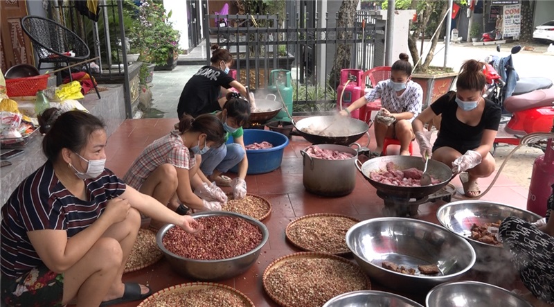 Nhóm hộ gia đình tổ dân phố 7 làm ruốc và mối lạc ủng hộ đồng bào vùng dịch Bắc Giang